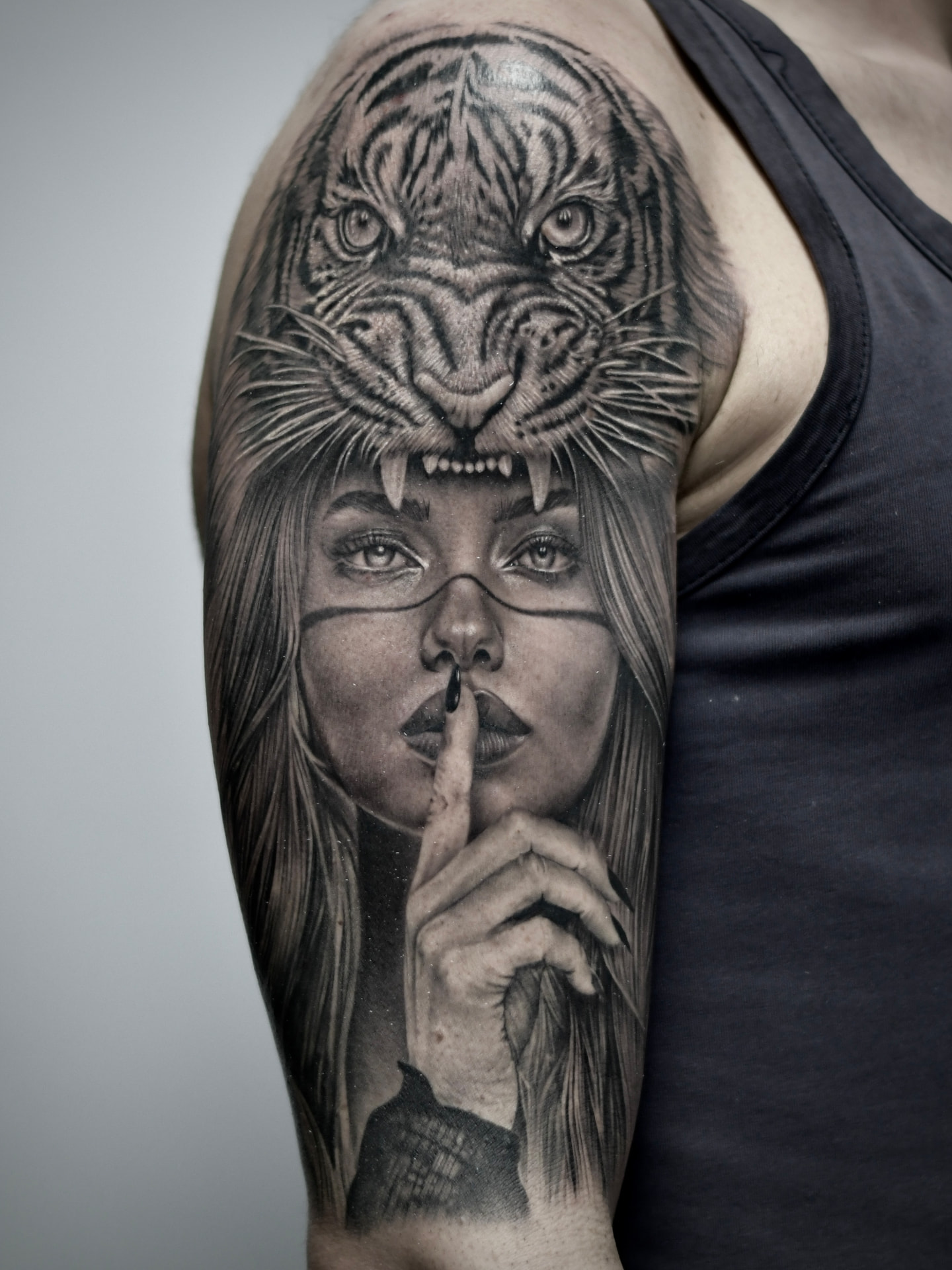 Tatuaggio realistico su braccio con volto femminile e tigre